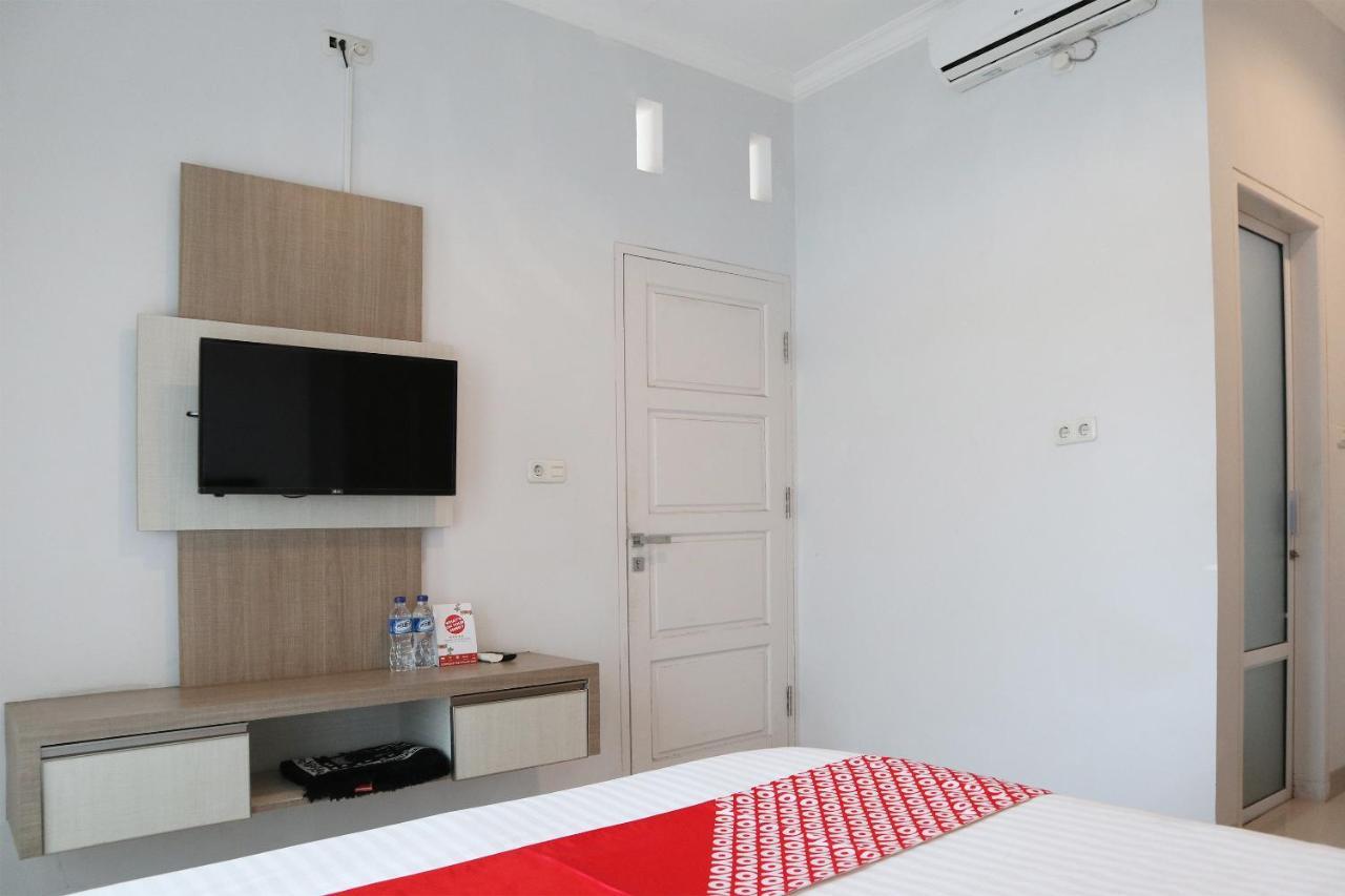 Oyo 1649 Grya Lavinsa Hotel Padang  Luaran gambar